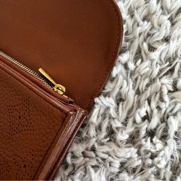 LOUIS VUITTON Cognac Monogram Mahina Leather Amelia Wallet - Picture 5 of 13